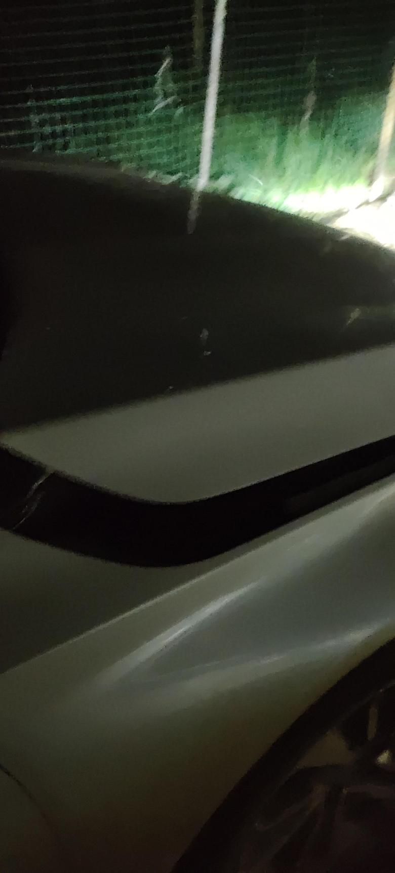 英仕派 发动机盖板撞供起来了修要多少钱？