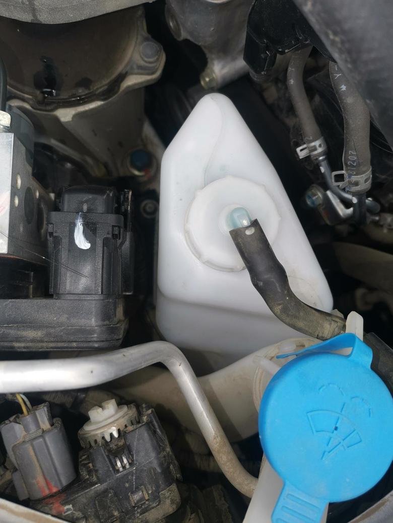 英仕派 有谁知道白色水壶是做什么用的，安装车灯的时候我给拆了会不会有影响。