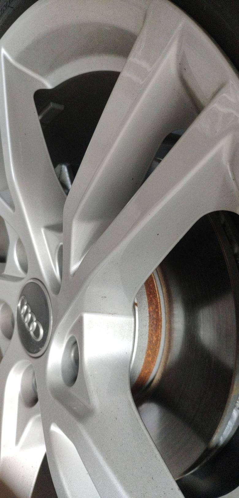奥迪a3 刹车内圈被磨出了一道长印，已经生锈了，另一边和其他两个轮子都没有，各位这磨出来算正常吗？