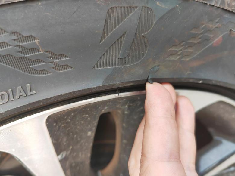 雷凌 老哥老姐们，看看我这个轮胎破损严重吗？有危险不？17寸的运动版轮胎。