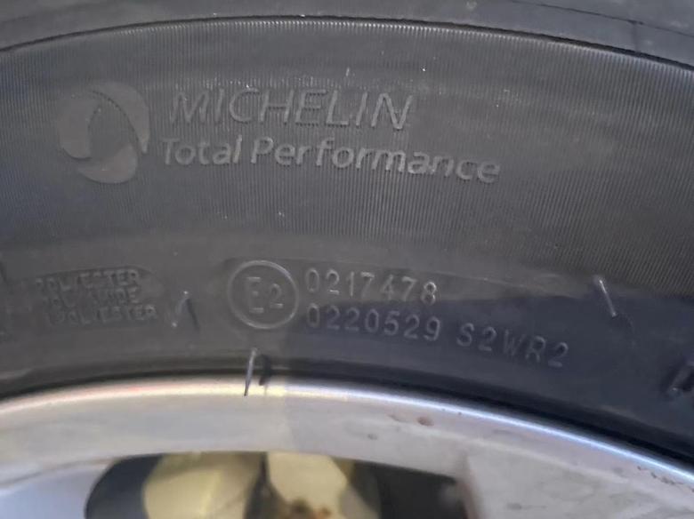 雷凌 跑了4600公里的轮胎，昨天发现轮胎侧面被路边石挂了个口子，决定换了轮胎。大家看看我换的这是米其林啥系列的，谢谢！
