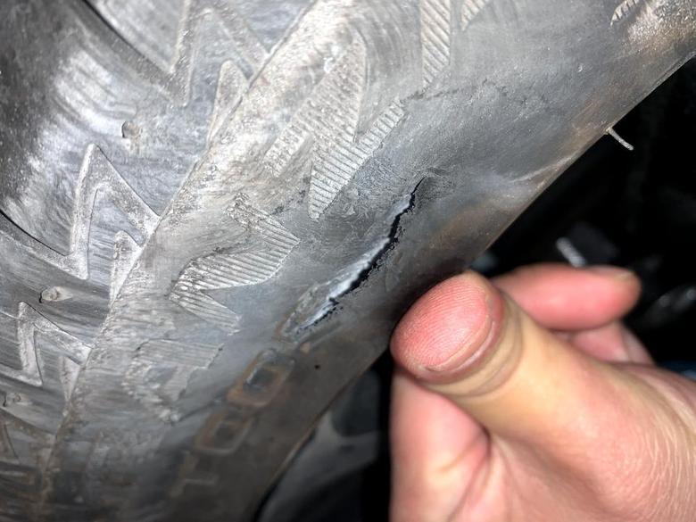 雷凌 运动版轮胎侧面被蹭了，还能修吗？脱离了一块。用力可以拉开一点