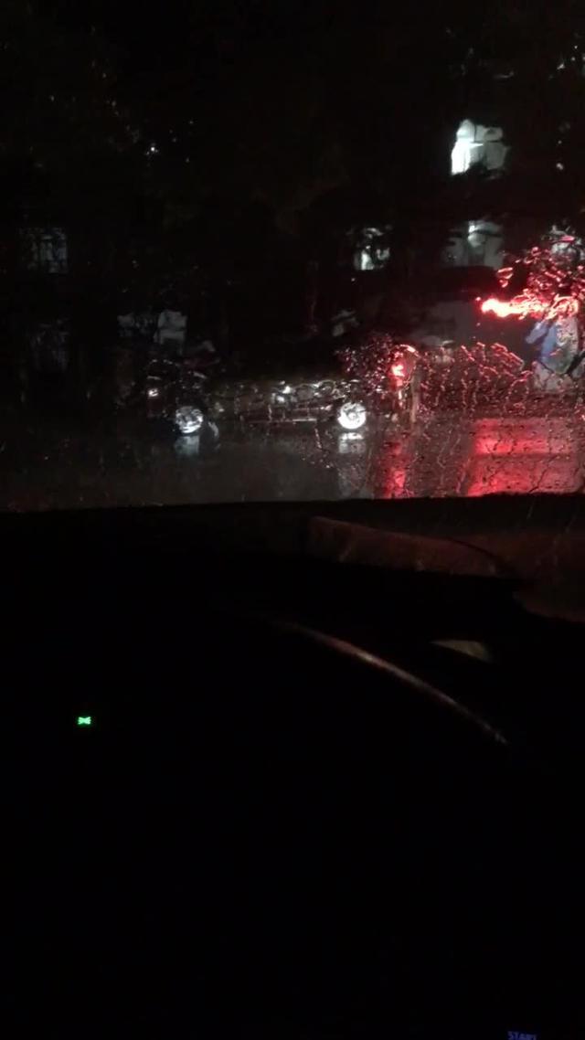 雷凌 苏州这边狂风暴雨、停车场、停好车下车水漫脚脖子、不知道会不会被水淹、几十辆车