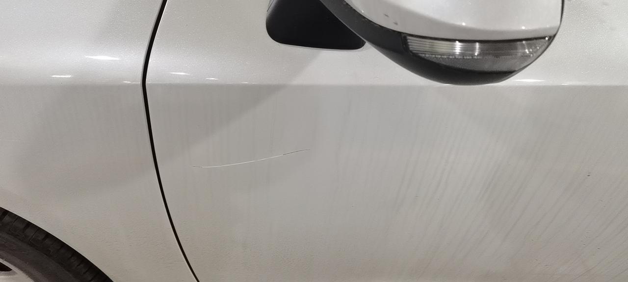 雷凌 请问各位车友，别买了一个月，今天才突然发现车门有划痕，部分漏漆了，这种情况该怎么办，需要去修吗