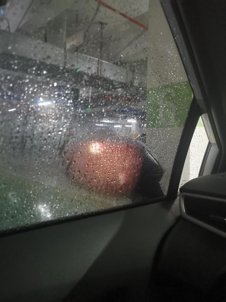 雷凌 昨天第一次下雨出门，车窗如图，看不到两侧的镜子，感觉比较危险。大家有什么好的办法嘛？