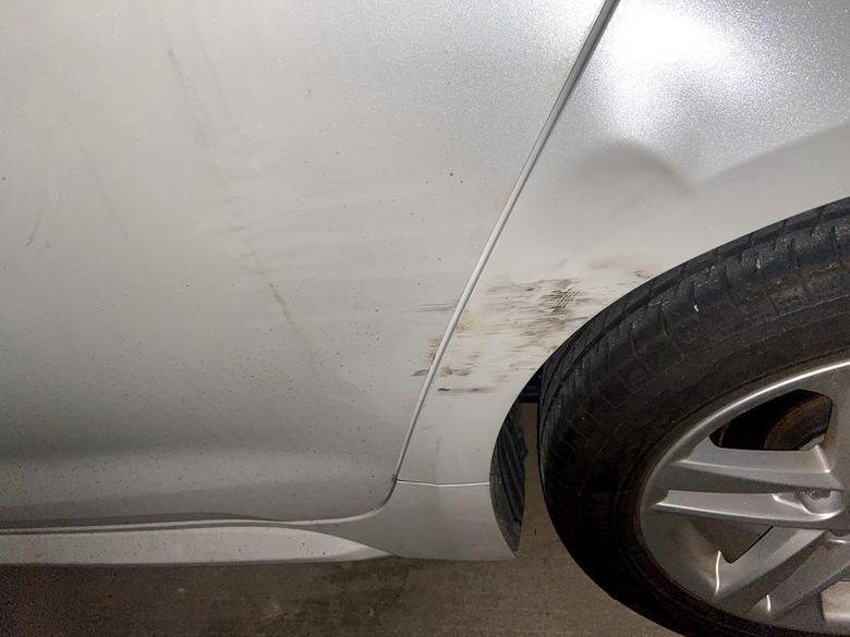雷凌 这种怎么修，出来时蹭到停车场柱子了，黑色的痕迹不是掉漆，是柱子上的防护橡胶