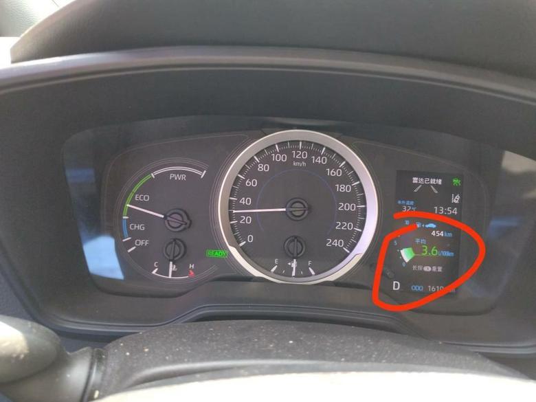 丰田雷凌双擎，左侧仪表盘显示有瞬时油耗说明发动机在运转，但是右侧车机显示发动机不工作只用电。。。。这是什么情况。。。。。