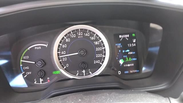 雷凌双擎，正常行驶仪表盘显示有瞬时油耗就是那个白条，说明发动机在耗油，但是车机显示发动机没有工作。。。。。。