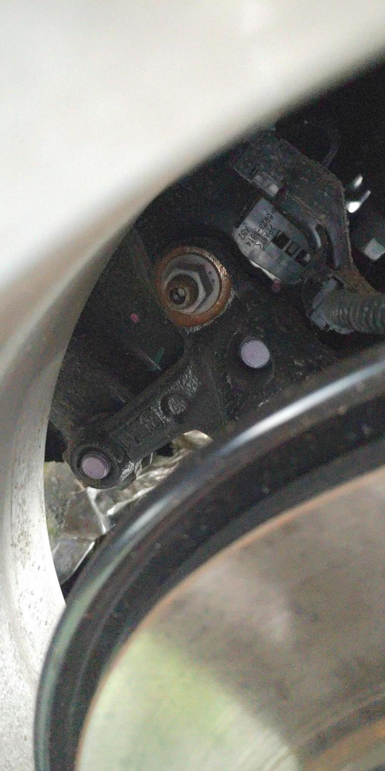 21款雷凌双擎后排轮毂里侧有螺丝生锈的现象，你们有同样的问题吗？遇到这种情况怎么处理？