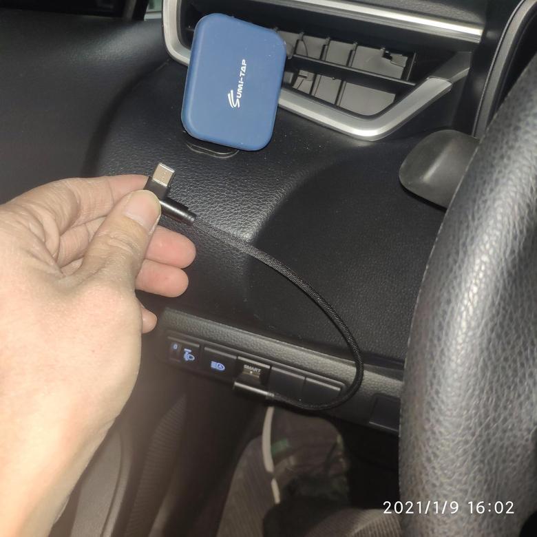 雷凌 自己加装一个USB充电口，加上一条短的弯头充电线。就是保险盒盖子盖不上。要不就完美了