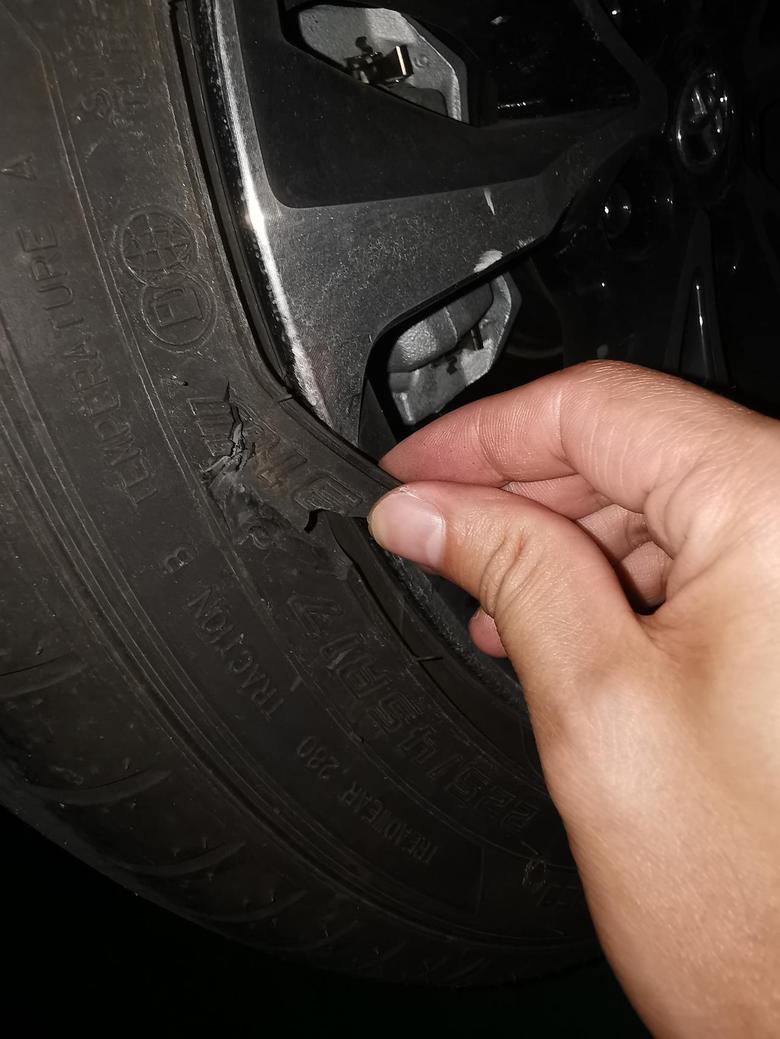雷凌 轮胎破了一块，感觉这原装轮胎好不牢，这样子要如何处理