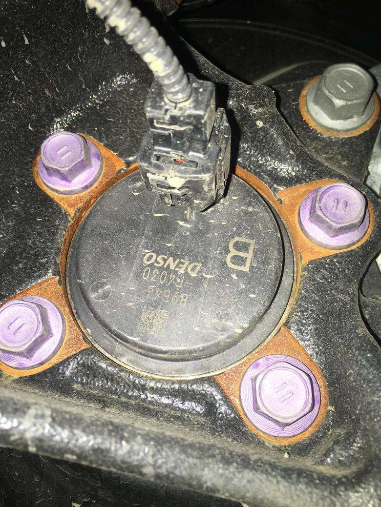 请问21款燃油运动版雷凌，底盘悬挂的四个轮胎的螺丝连接处有生锈情况，是正常吗？