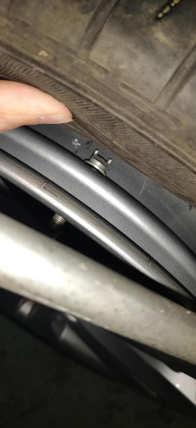 雷凌2019款豪华版胎压传感器坏了今天去4s店扒开胎看了一下传感器直接断在轮胎里面