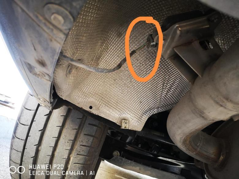 宝马x3 左边排气筒旁边的电线有一段裸露在外，正常吗