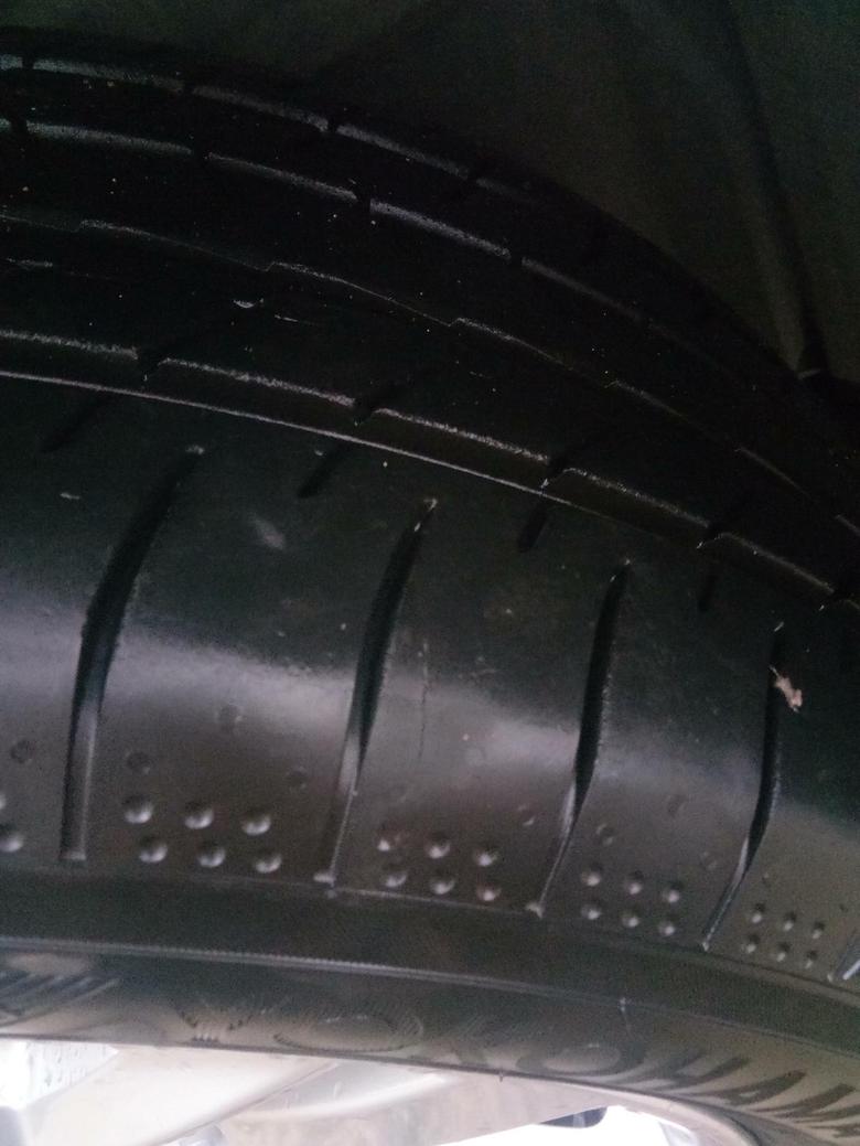 雷凌 轮胎被划了一刀，不知道要不要紧啊