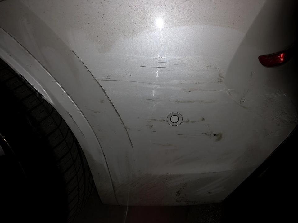 宝马x3 各位车友，车子尾部左后放被一个女司机刮了，一血诞生，补漆多少钱能搞定