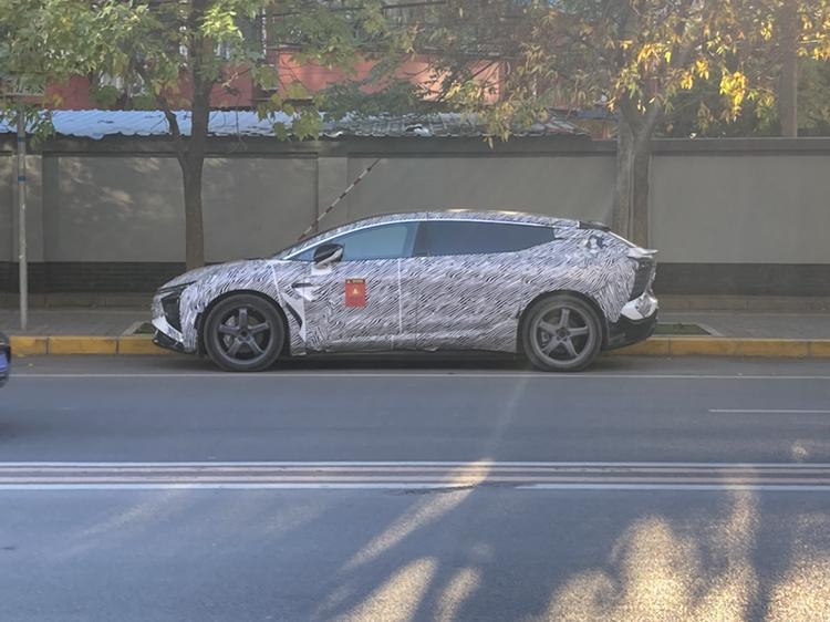 高合hiphi x 在北京拍到一辆测试车，前几天总有一辆橙色的停在路边今天这辆伪装测试车停路边是要有新款了吗？
