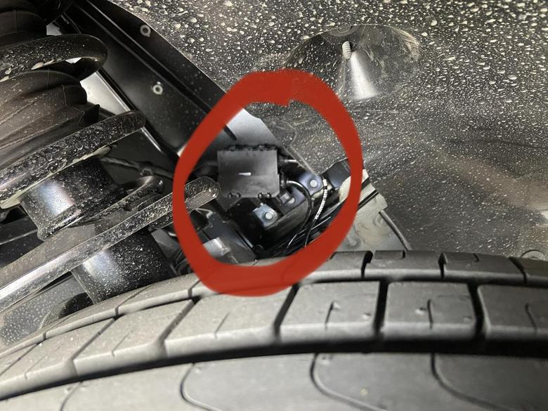 宝马x3 2021款x328i无意看见前面两个轮胎，里面的线路都是露在外面的吗?着洗车会影响吗?大家注意没?还是都这样呢？