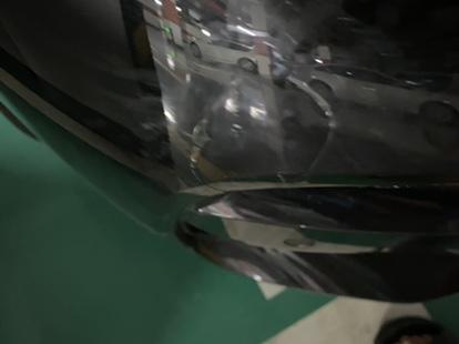 宝马x3 车蹭墙上了贴的有车衣撕掉后车漆没掉摸着漆面有点凹凸不平该怎么处理