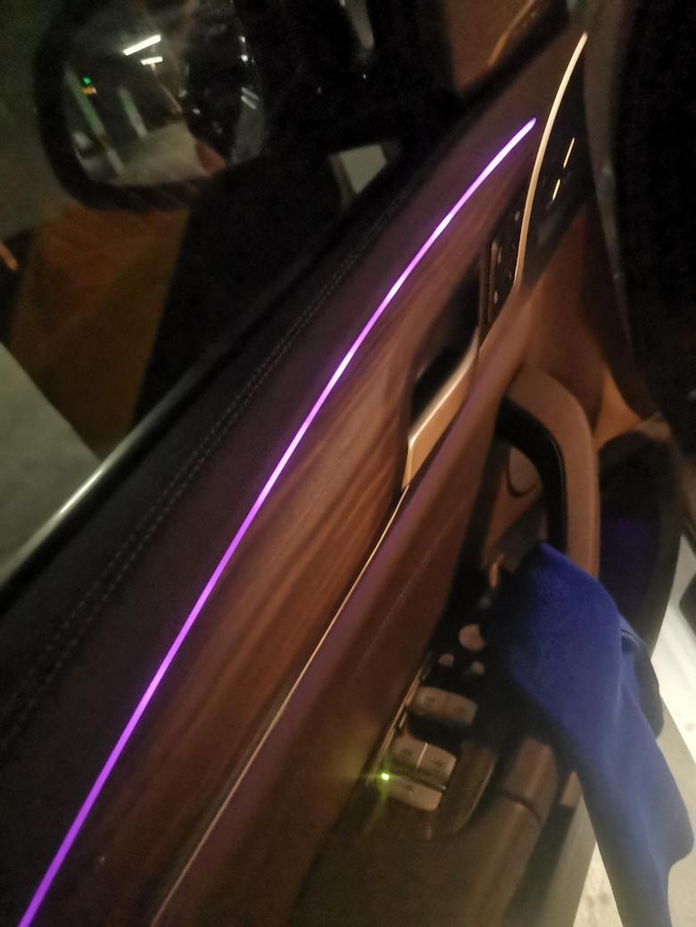 宝马x3 19款的车，刚好一年，氛围灯一段亮一段暗，还起了裂纹，正常不？咋处理？