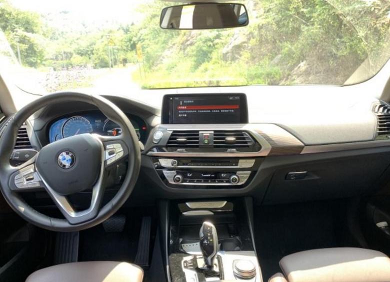宝马X3的10.25英寸彩色多媒体显示屏还原了宝马标志性的悬浮式设计，无可挑剔的画质清晰度和触控灵敏度都为内置功能带来了更好的体验效果。而搭载自然语音识别系统、无线CarPlay、Wi Fi热点以及BMW云端互联功能的第六代宝马iDrive人机交互系统也为宝马粉丝们奉上了与时代同步的新鲜科技。
