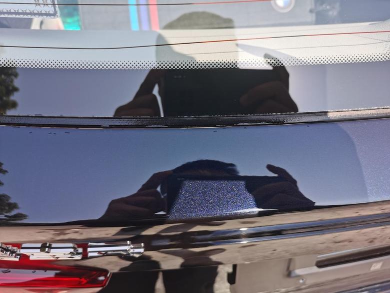 宝马x3 不到一周的新车，后车窗玻璃和密封胶条处很多不规则白色点点，正常吗？