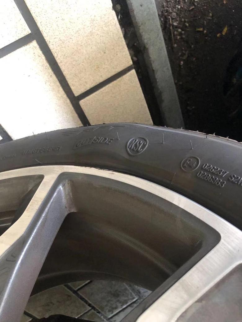 宝马x3 30I，新车首保的时候发现轮胎鼓包，有碰到同样情况的吗？