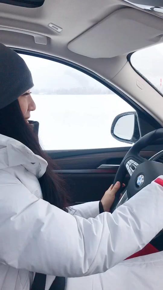 新款宝马X3，冰雪试驾进行时！女司机上路了，快快闪开……