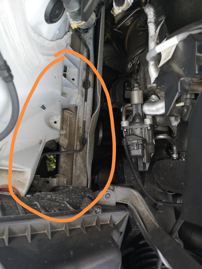 宝马x3 发动机舱内有泥点和泥沙，有同样情况的没有，自己查看了一下，好像洗车时从⭕️起的小孔冲进来的！