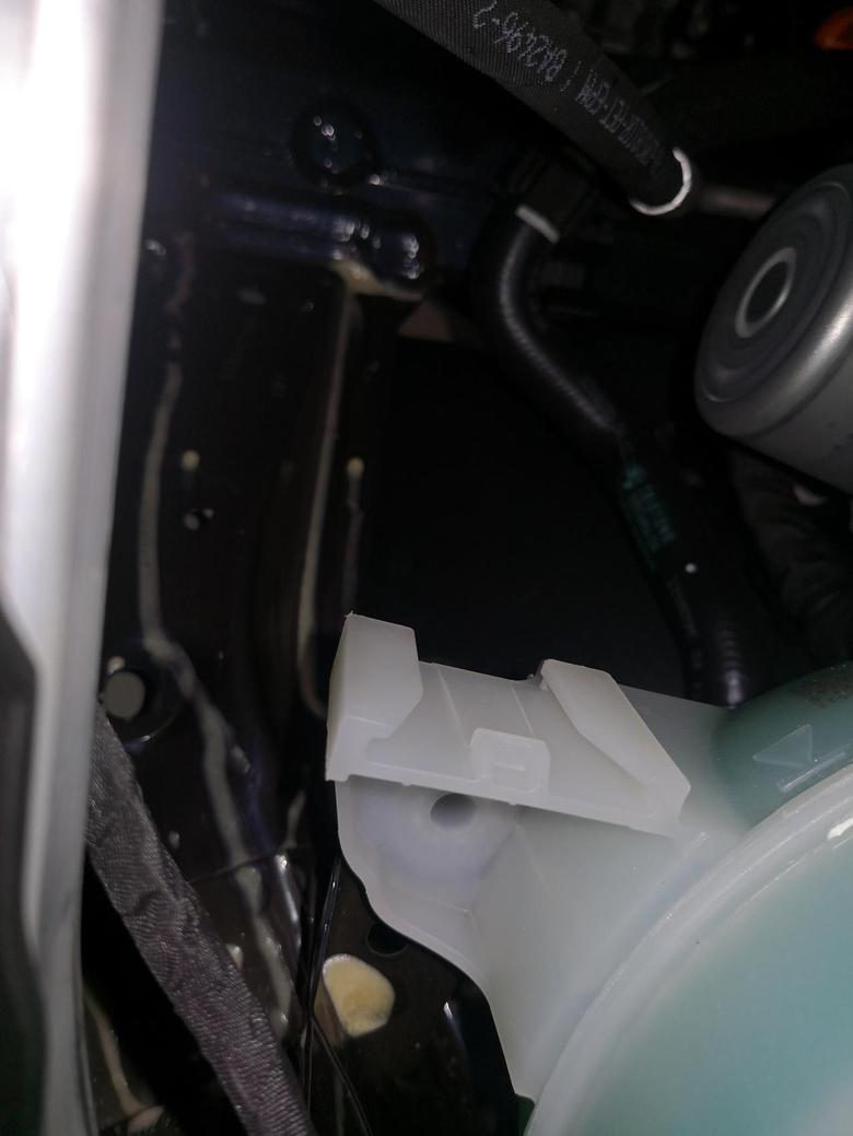 宝马x3 引擎盖下面有乳白色的胶体妆液体，销售说是胶水？是对的吗