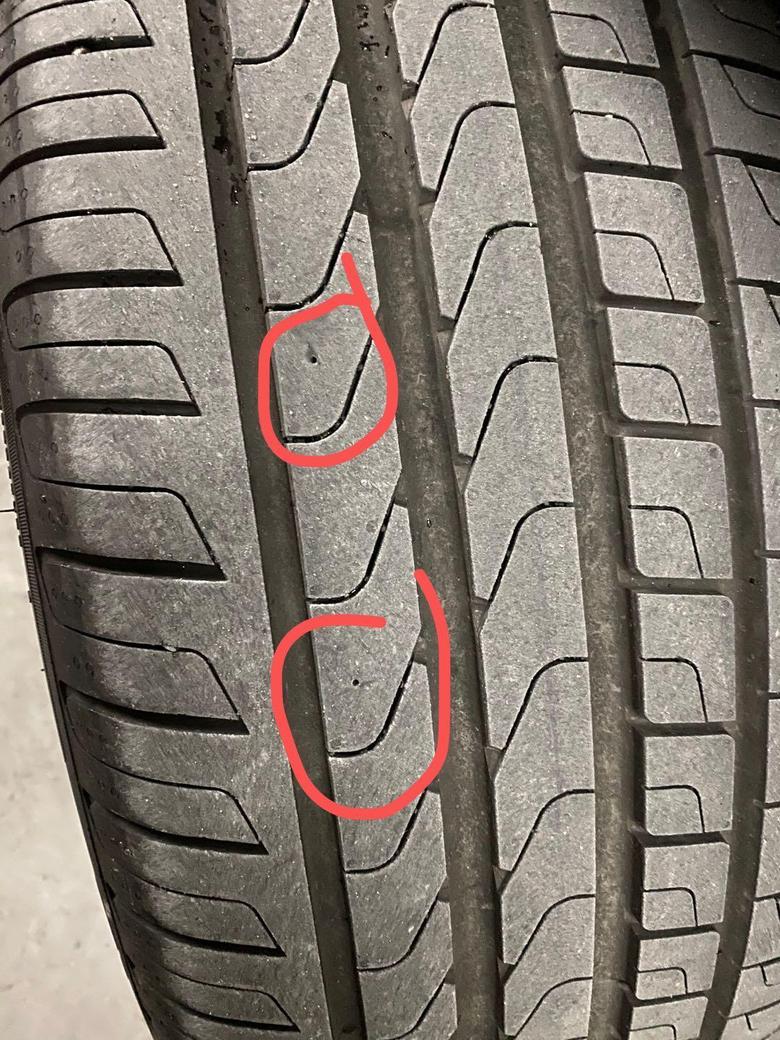 宝马x3 车胎上有两个规则的针孔，这是原来就有还是被钉子扎的？