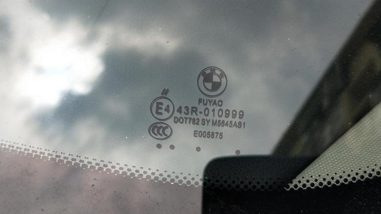 宝马x3 我今年三月底提的X325ⅰ。第一张图是我前挡风玻璃上标，请问这生产日期是多少？图二是轮胎标，请问玻璃和轮胎与车日期相合吗？