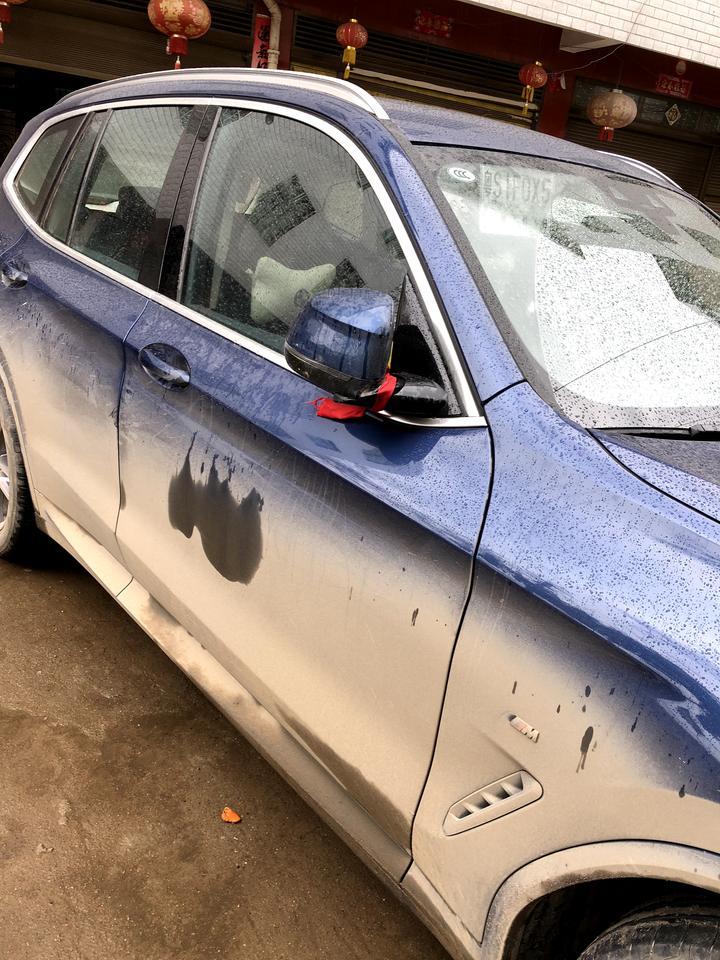 宝马x3 洗车就靠天落雨，买回来快一个月了。哈哈哈哈
