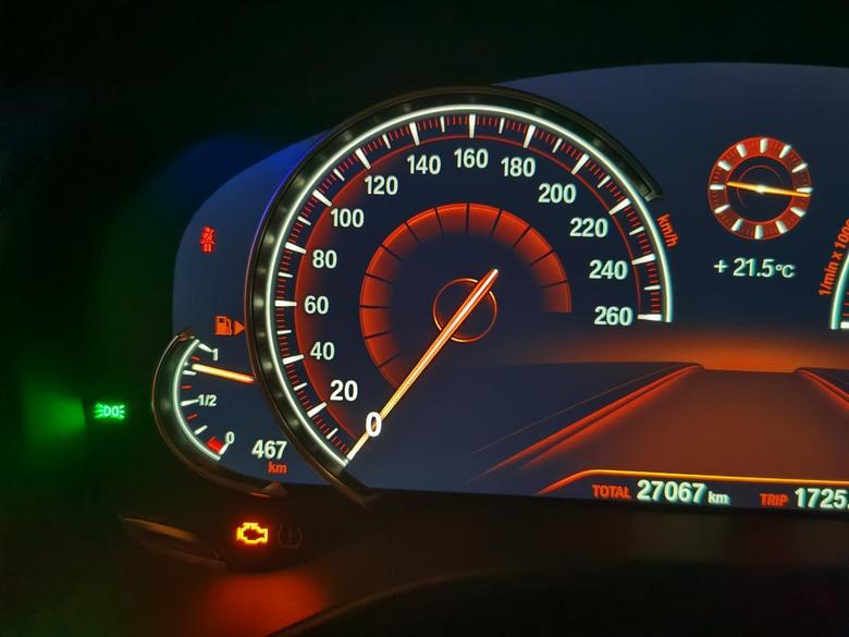 宝马X330i行驶中，发动机指示灯会亮起来，是什么原因？