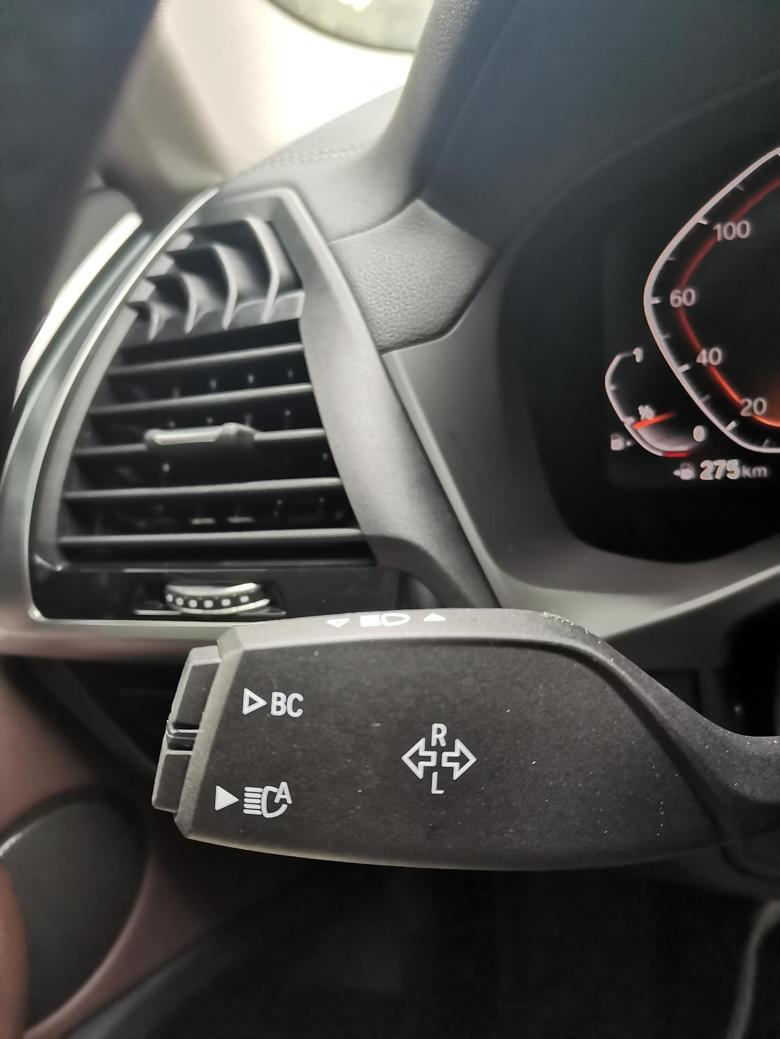 宝马X32021款购车1个月内口碑评价:另外想问下各位方向盘左边这个开远光灯上有两个按钮是啥意思？一个是BC一个是圆圈加A，实在不懂。。。求大神指教！