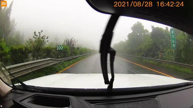 哈弗大狗 大雨大雾，前面货车的尾灯都看不见，大家出行遇到极端天气一定要小心驾驶