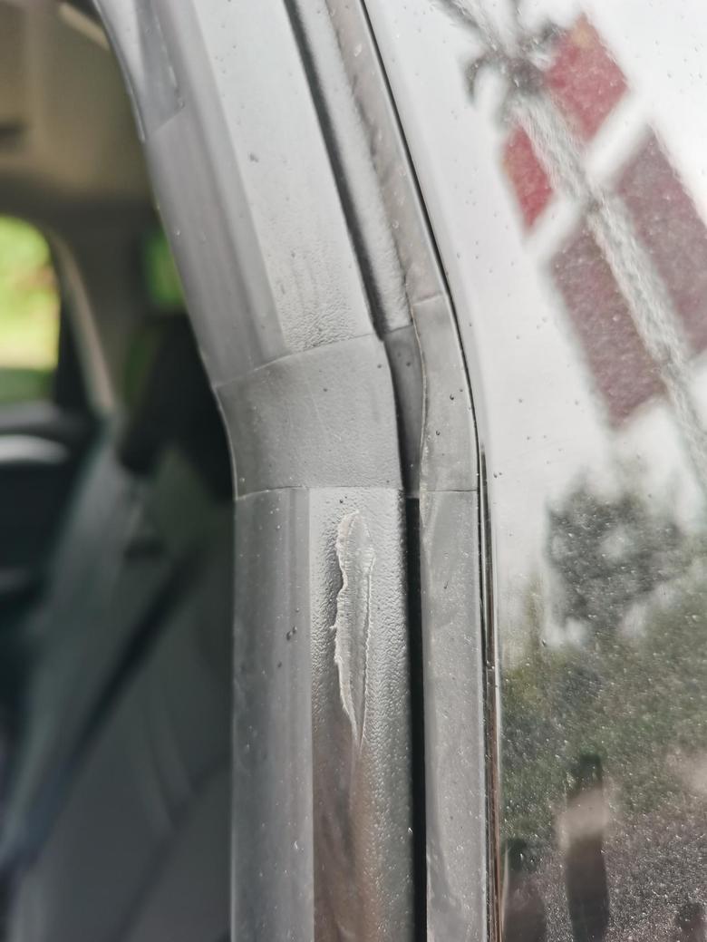 哈弗大狗 兄弟们你们的车窗玻璃对胶条有磨损吗？我这个磨得挺厉害啊，后面两个车窗要比前车窗磨损的厉害些啊，怎么回事呢？有什么办法吗？