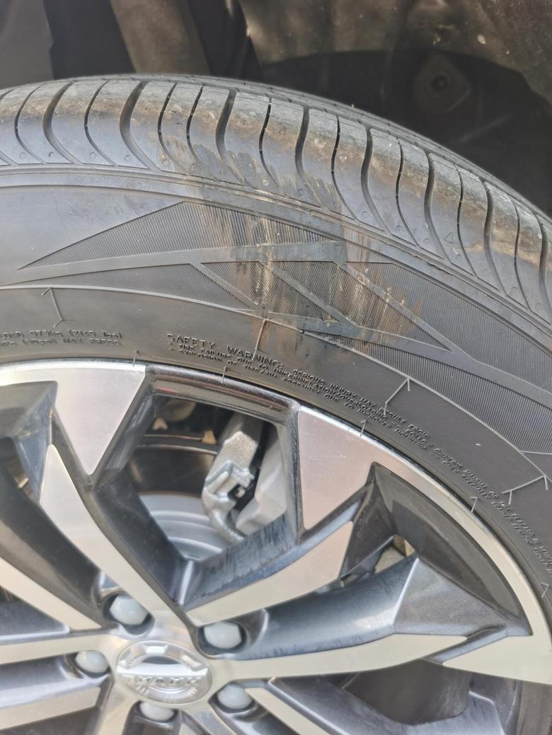 哈弗大狗 今天开车轮胎压马路牙子上了，磨损看着比较明显，这种程度是否严重？是否影响行驶安全？