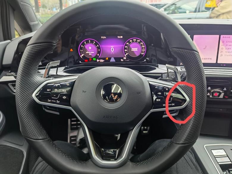 高尔夫 我买的车为什么方向盘上没有红圈里的按钮？这个买的时候销售也没说需要加装什么