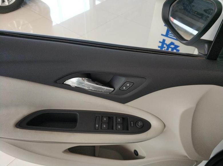 这是别克威朗汽车的玻璃升降器开关，而且在主驾驶车门上面是带有中控锁开关的。可以使用这个中控锁开关来解锁和闭锁车辆。