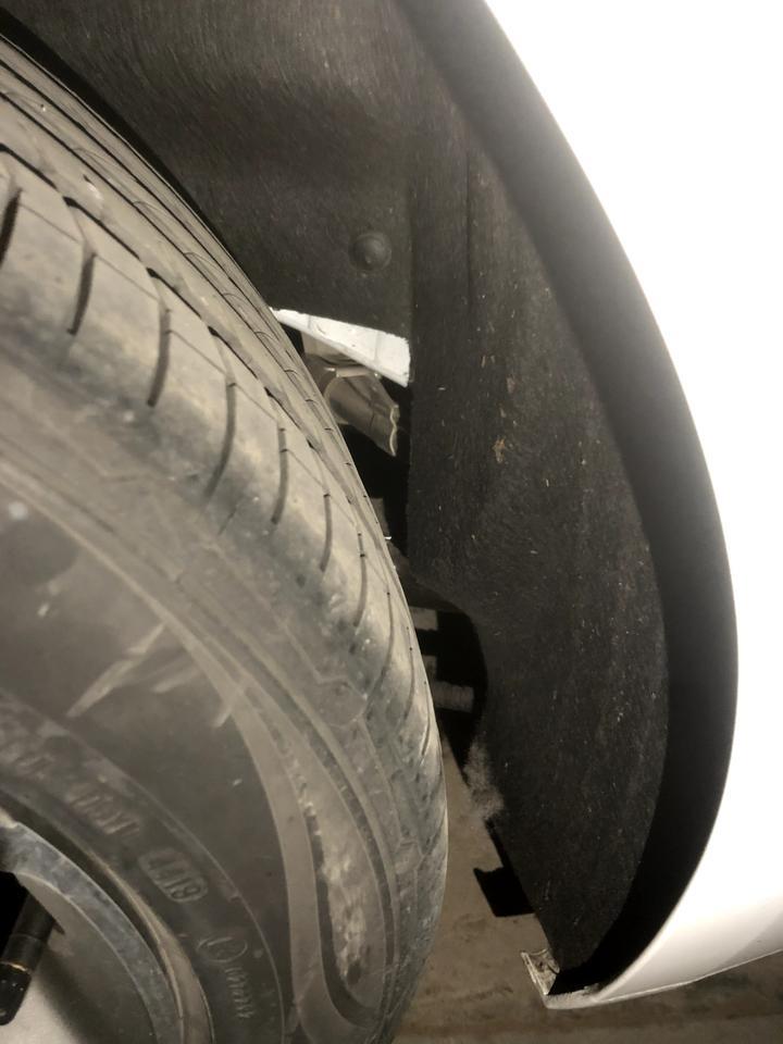 威朗 我这个轮胎附近的塑料有一个鼓起来有一个是平的完事一摁也是空的没事吧这个？
