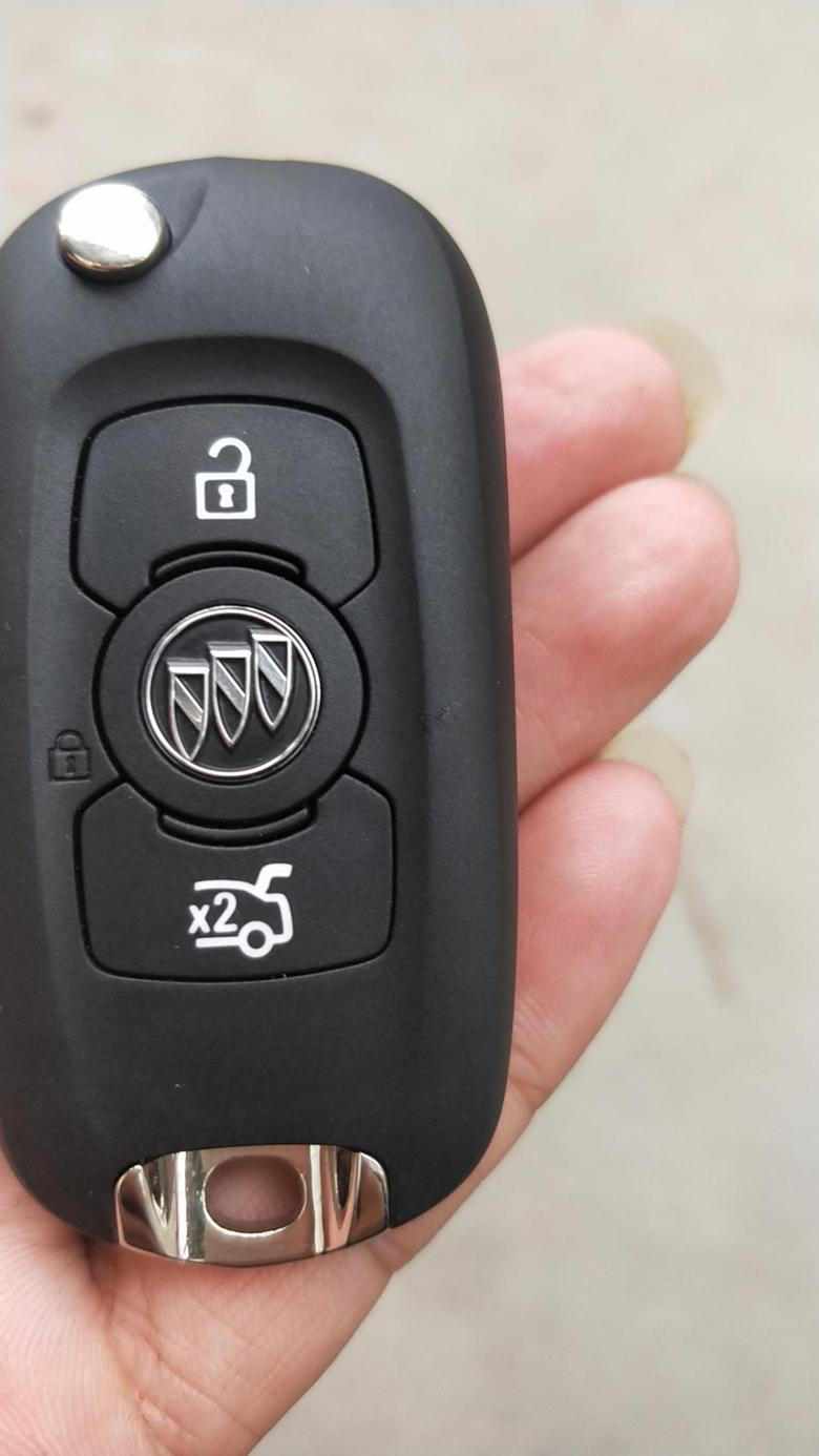 各位车友，我的威朗1.0T资料上显示有远程启动功能，但是车钥匙上没有这个按键怎么回事？