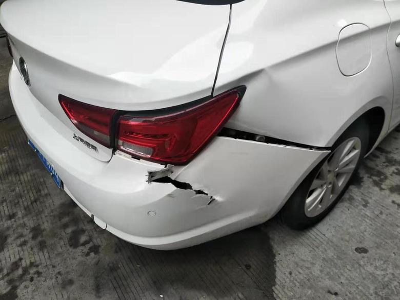 威朗 车子停在路边被人追尾了，后保险杠撞坏，去店里修理大概要多少钱