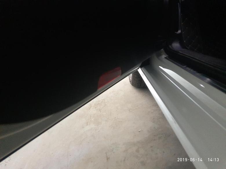 2019款高尔夫1.6L自舒版怎么各车门下的开门灯没有，