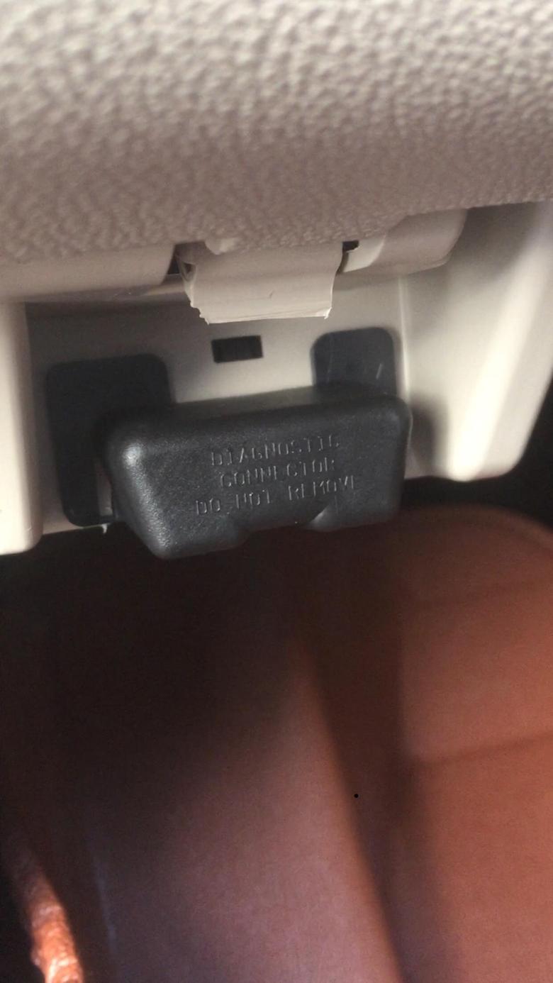众位车友：威朗18款15s手自一体领先版，驾驶储物盒左下方留个电源插口线盒是做什么用的？