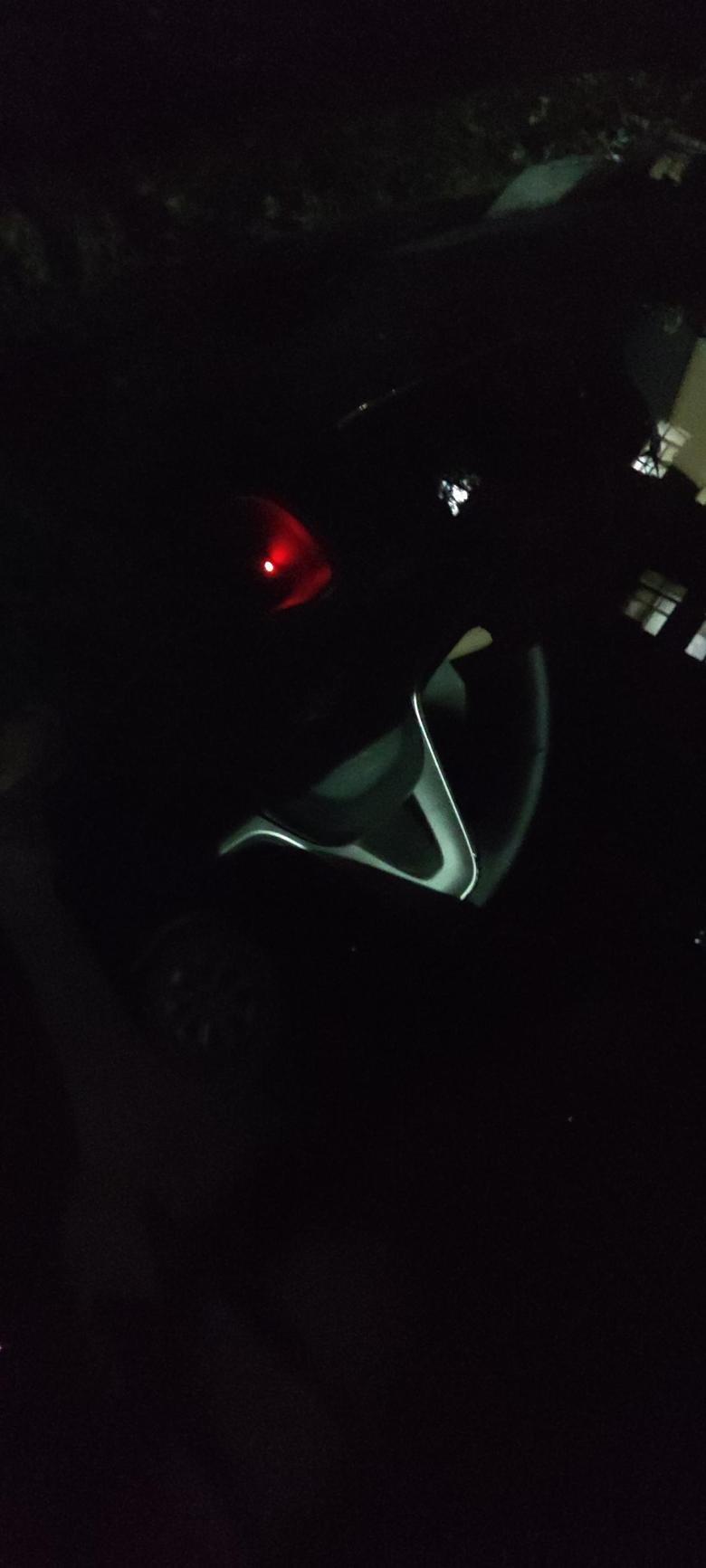 科鲁泽 夜间锁车后速度表右下角有个红灯一直闪，是什么意思？