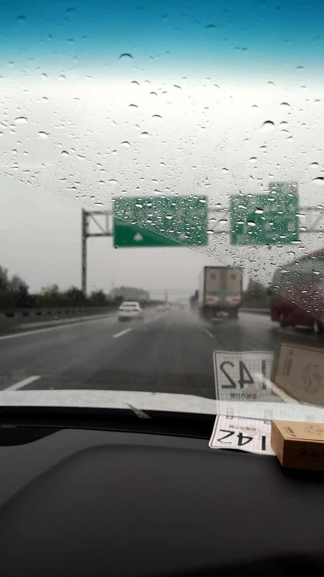科鲁泽 提车去了结果大雨加持，这下不会超速了