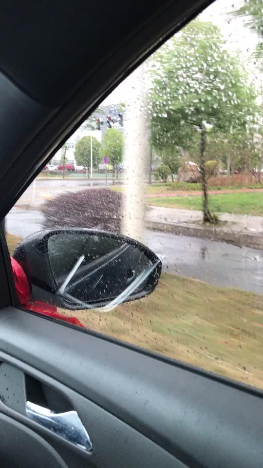 科鲁泽 买车一个月不到，遇到下雨，窗子就这这样了