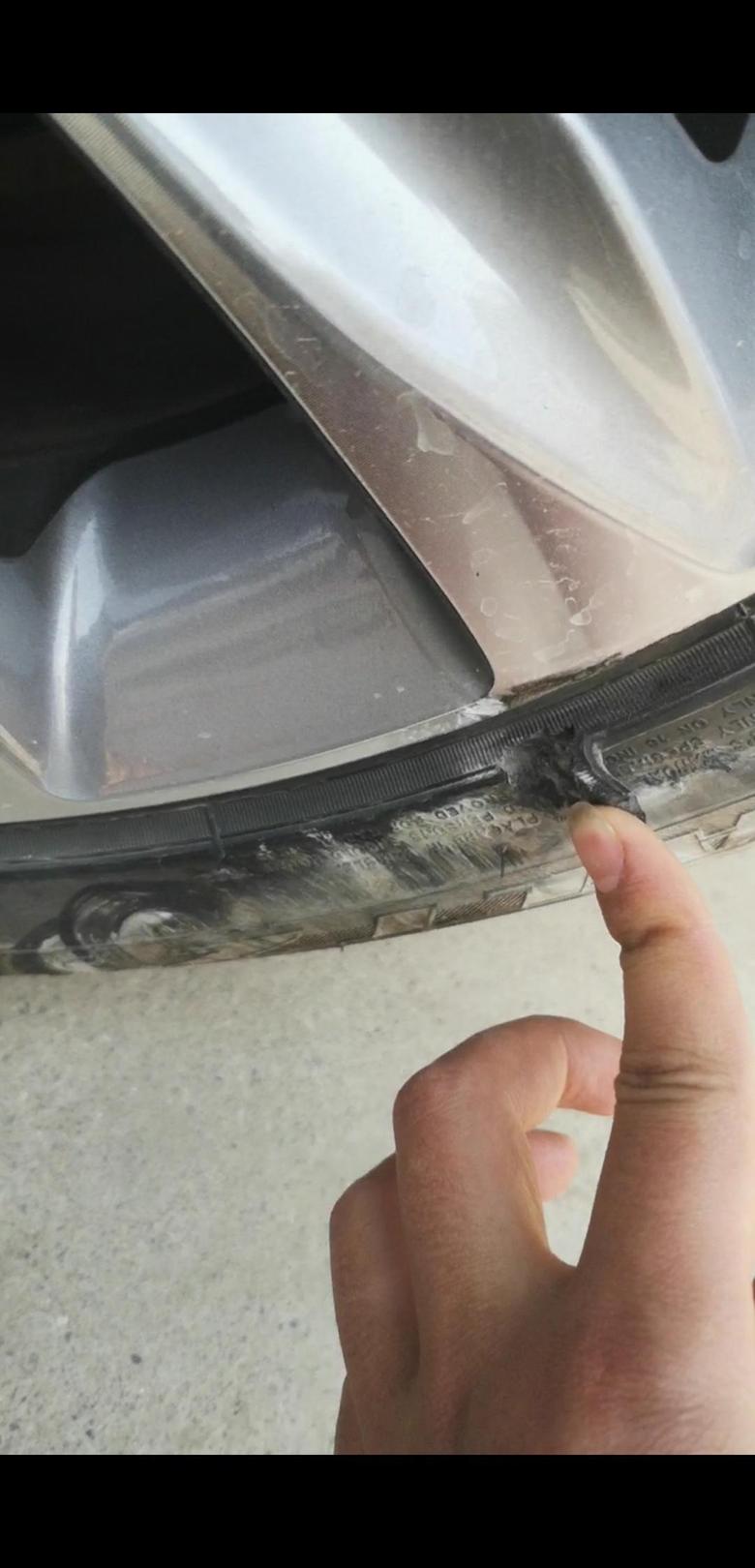 科鲁泽 车友们，轮胎被马路边石头磕破了，这样给能使用吗？可以走保险嘛？