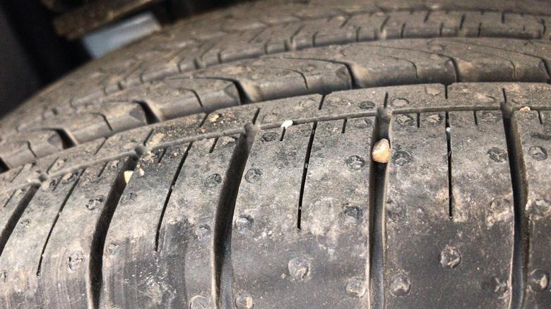 科鲁泽 你们车轮卡的小石子都怎么处理的，四轮都有石子也是汽车抖动因素之一吧？